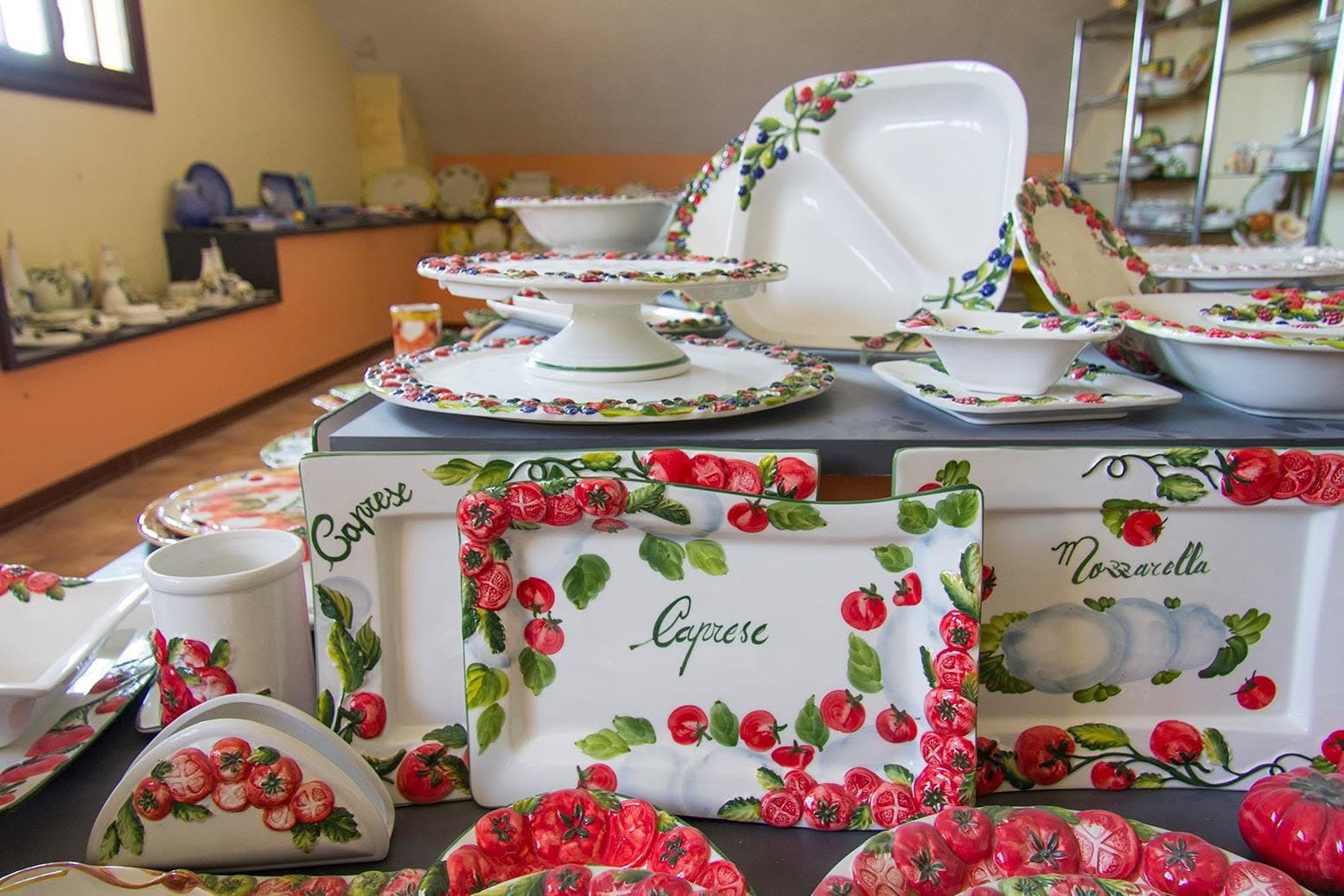 Piatti e vassoi in ceramica decorati per la tavola