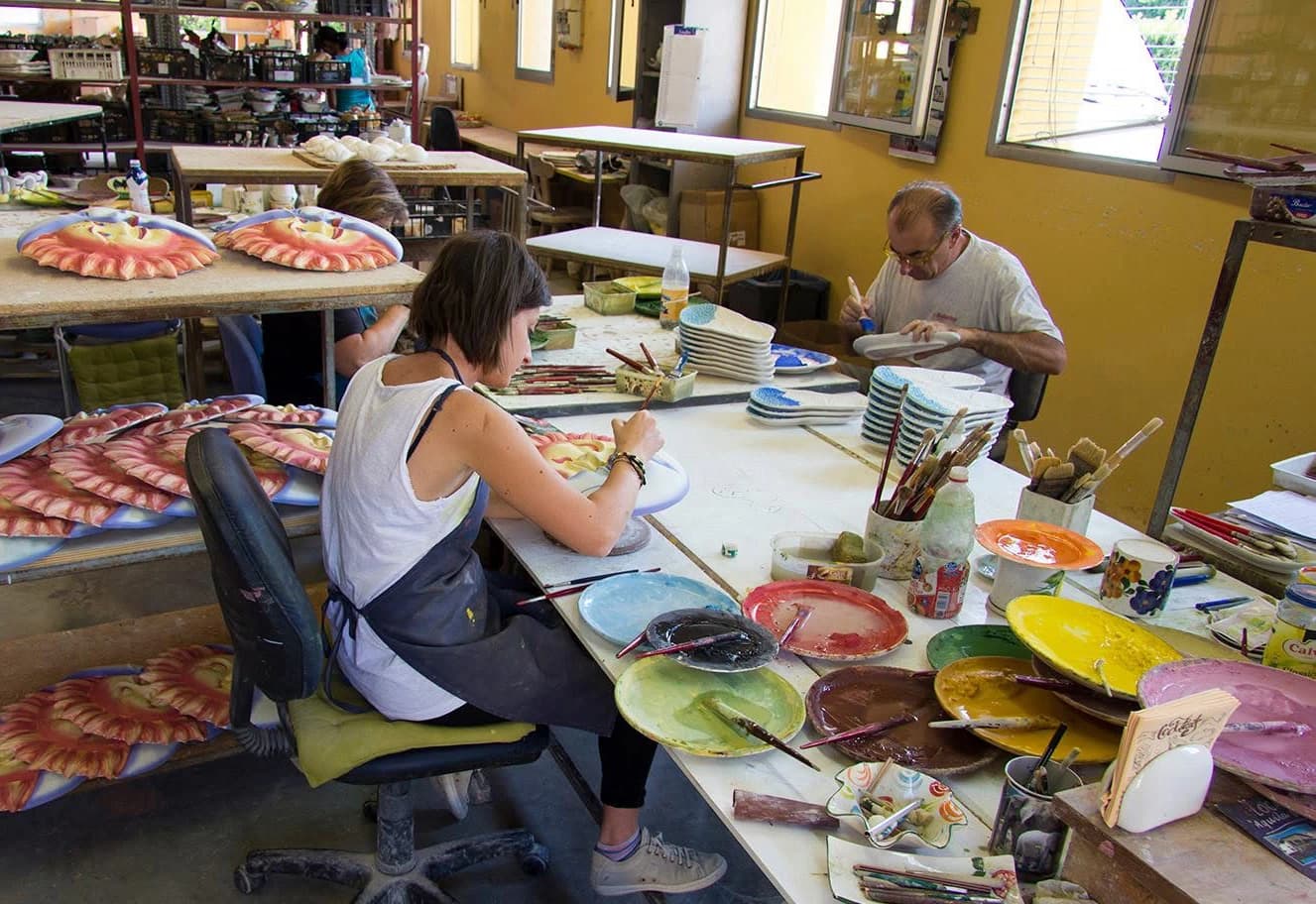 Dettagli di decorazione manuale su ceramica